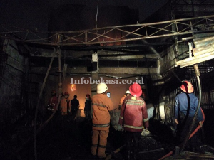 Toko Mebel di Pasar Kranji Baru Ludes Terbakar