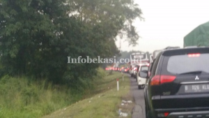 Jalan Tol Jakarta-Cikampek Macet Parah
