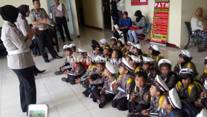 Polisi Sahabat Anak, 50 Siswa PAUD Alwasliyah Kunjungi Polsek Medansatria