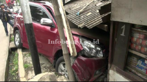 Mengebut, Mobil Ini Tabrak Warung dan Rumah