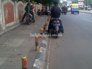 Trotoar di Jalan Juanda Jadi Pangkalan Ojek