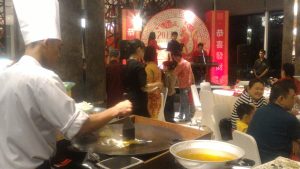 Wah, Dinner Spesial Imlek Di Santika Premier Hadirkan Barongsai dan Ritual Yusheng
