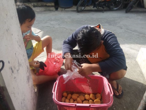 Isi Libur Sekolah dengan Berjualan Kue Basah