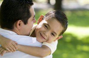 Pentingnya Pelukan Orangtua kepada Anak