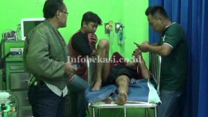 Diduga Rebutan Wanita, Pemuda Ini Ditusuk