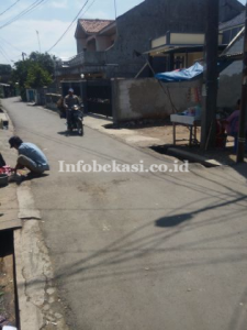 Penuhi Sarana dan Prasarana Warga, Ketua RW 03 Kel. Durenjaya Lakukan Pengaspalan Jalan