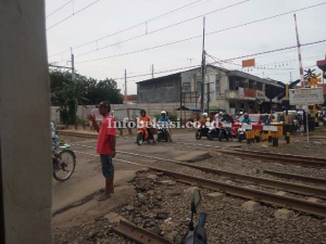 Kesadaran akan Keselamatan Rendah, Banyak Pengguna Jalan Nekat Terobos Palang Pintu Kereta Api