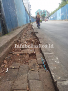 Trotoar Jalan Baru Underpass Bekasi Timur Rusak