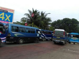 Tak Boleh Beroperasi Sampai Stasiun Bekasi, Ratusan Elf 01A Tutup Jalan