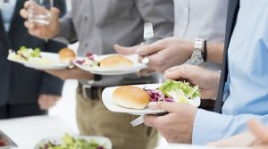 Punya Kebiasaan Makan atau Minum Sambil Berdiri? Ini Bahayanya!