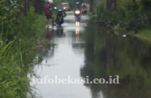 Manfaatkan Genangan Air Hujan untuk Cuci Motor