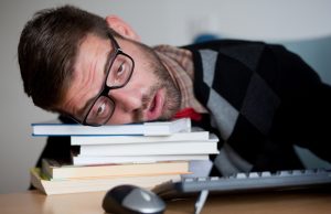 Masih Mengantuk Saat Sudah Cukup Tidur? Ini Sebabnya