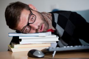 Masih Mengantuk Saat Sudah Cukup Tidur? Ini Sebabnya