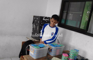 Siswa SMPN 16 Bekasi Ini Berjualan Kue demi Bantu Ibunya
