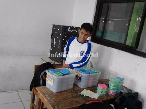 Siswa SMPN 16 Bekasi Ini Berjualan Kue demi Bantu Ibunya