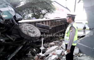 Diduga Rem Blong, Truk Trailer Tabrak Warung dan Pos Satpam