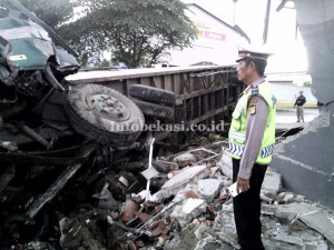 Diduga Rem Blong, Truk Trailer Tabrak Warung dan Pos Satpam