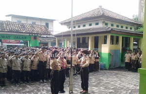 Disdik Akan Budayakan Upacara Penurunan Bendera di Sekolah-Sekolah
