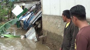 Arus Deras, 6 Rumah di Bantaran Kali Bekasi Longsor