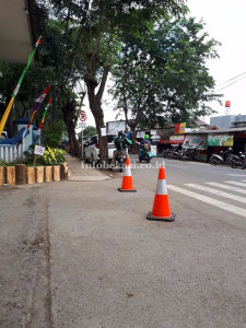Warga Keluhkan Mobil-Mobil yang Parkir di Bahu Jalan