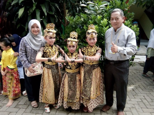 Belajar Secara Otodidak, Guru Seni Tari Ini Antarkan Anak Didiknya Lomba Tingkat Provinsi