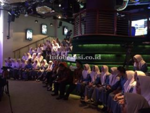Tingkatkan Kemampuan Berbahasa Inggris, Ratusan Siswa SMAN 18 Bekasi Kunjungi At America