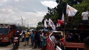Ratusan Sopir K-01A Kepung Kantor Wali Kota Bekasi