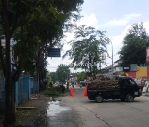 Halangi Rambu dan Marka Jalan, Sejumlah Pohon di Margamulya Ditebang