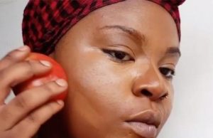 Pakai Tomat untuk Ratakan Alas Bedak? Kenapa Tidak?