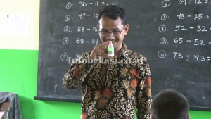 Khawatir dengan Peredaran Permen Dot, Madrasah Ibtidaiyah Attaqwa 15 Lakukan Sosialisasi