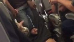 Gila, Penumpang Penerbangan United Airlines Ini Dipaksa Turun Sampai Berdarah-Darah
