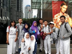 Mengunjungi Kedubes AS, Siswa SMAN 8 Mendapat Ini
