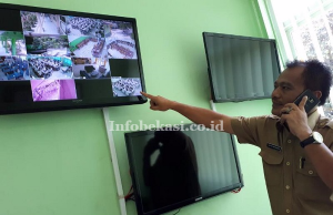 Kepala Sekolah SMKN 2 Bekasi Pantau UNBK Lewat CCTV