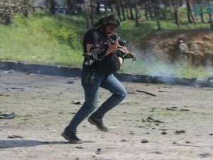Lupakan Pekerjaan, Jurnalis Foto Ini Pilih Tolong Bocah Korban Bom