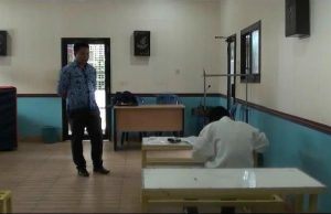 SEORANG PELAJAR SMP UJIAN NASIONAL DI LAPAS BULAK KAPAL