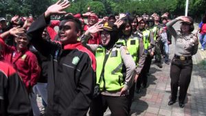 Perayaan Mayday di Kota Bekasi di Meriahkan Pentas Hiburan Door Prize Serta Berjoget Bersama Polwan Cantik