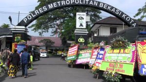 Puluhan Karangan Bunga Penuhi Polres Metro Bekasi Kota, Pedagang Bunga Raup Untung