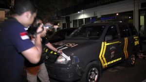 Satu Mobil Polisi Rusak Parah Saat Mengevakuasi Calo Mobil Elf