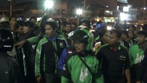 Calo Mobil Elf Tendang Motor Ojek Online, Ratusan Ojek Online Padati Stasiun Bekasi