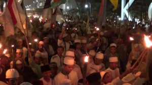 Menyambut Bulan Suci Ramadhan, Ratusan Warga Bekasi Ikut Pawai Obor