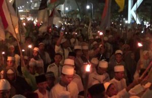Menyambut Bulan Suci Ramadhan, Ratusan Warga Bekasi Ikut Pawai Obor