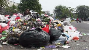 Pasca Liburan Lebaran, Sejumlah Titik Jalan Kota Bekasi Dipenuhi Tumpukan Sampah