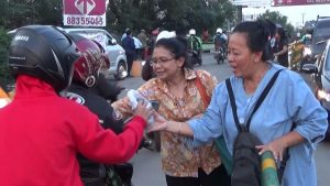 Jalin Toleransi Antar Umat Beragama, Jemaat Gereja Kristen Jawa Bagikan Ta’jil Ke Pengguna Jalan