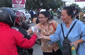 Jalin Toleransi Antar Umat Beragama, Jemaat Gereja Kristen Jawa Bagikan Ta’jil Ke Pengguna Jalan