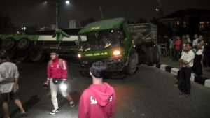 Akibat Kelebihan Muatan Truk Kontainer Terguling Di Fly Over Kranji