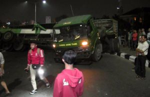 Akibat Kelebihan Muatan Truk Kontainer Terguling Di Fly Over Kranji