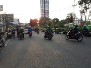 Jalan di Depan Stasiun Kereta Kota Bekasi Melumut