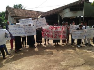 Gak Diterima di SMK Negeri 2 Kota Bekasi, Ratusan Orangtua Beserta Anak-Anak Unjuk Rasa