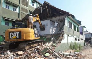 Ratusan Bangunan Liar Dibongkar Petugas