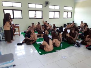 Belajar Lesehan, Siswa SMA Negeri 18 Keluhkan Sering Sakit Pinggang